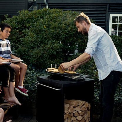 Griller du pain sur le grill du barbecue à bois Grill &