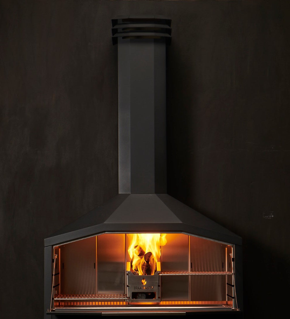 Le reflet du feu dans le foyer inox 304 du barbecue à bois Braai entièrement en inox 304 sans socle