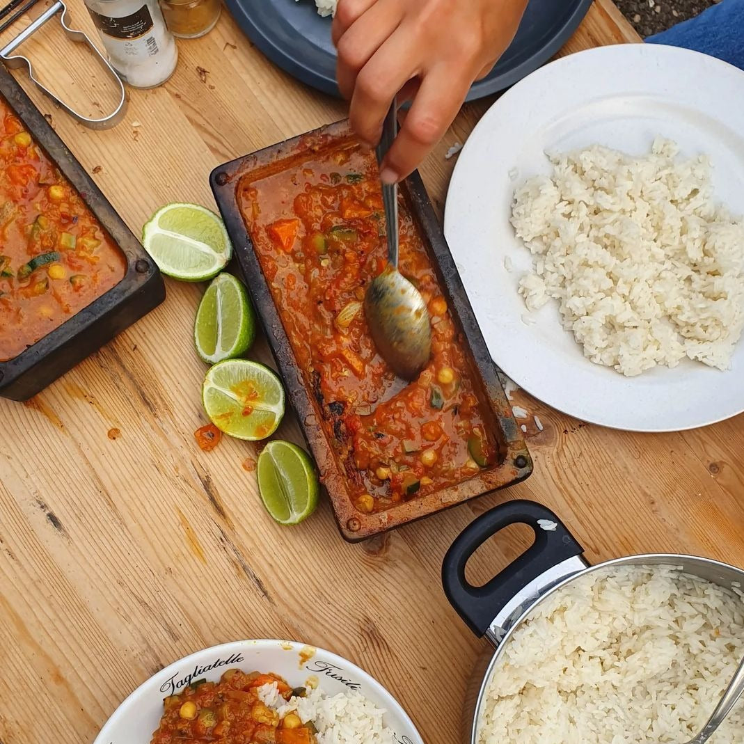 La brique de cuisson, le Brick Natural, avec une sauce de tomates
