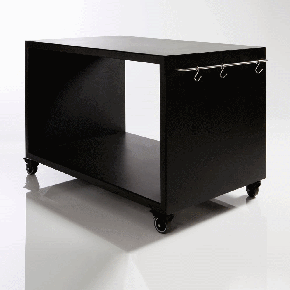 La table noir de 120cm sur roulettes pour pouvoir poser le four à pizza Forno.