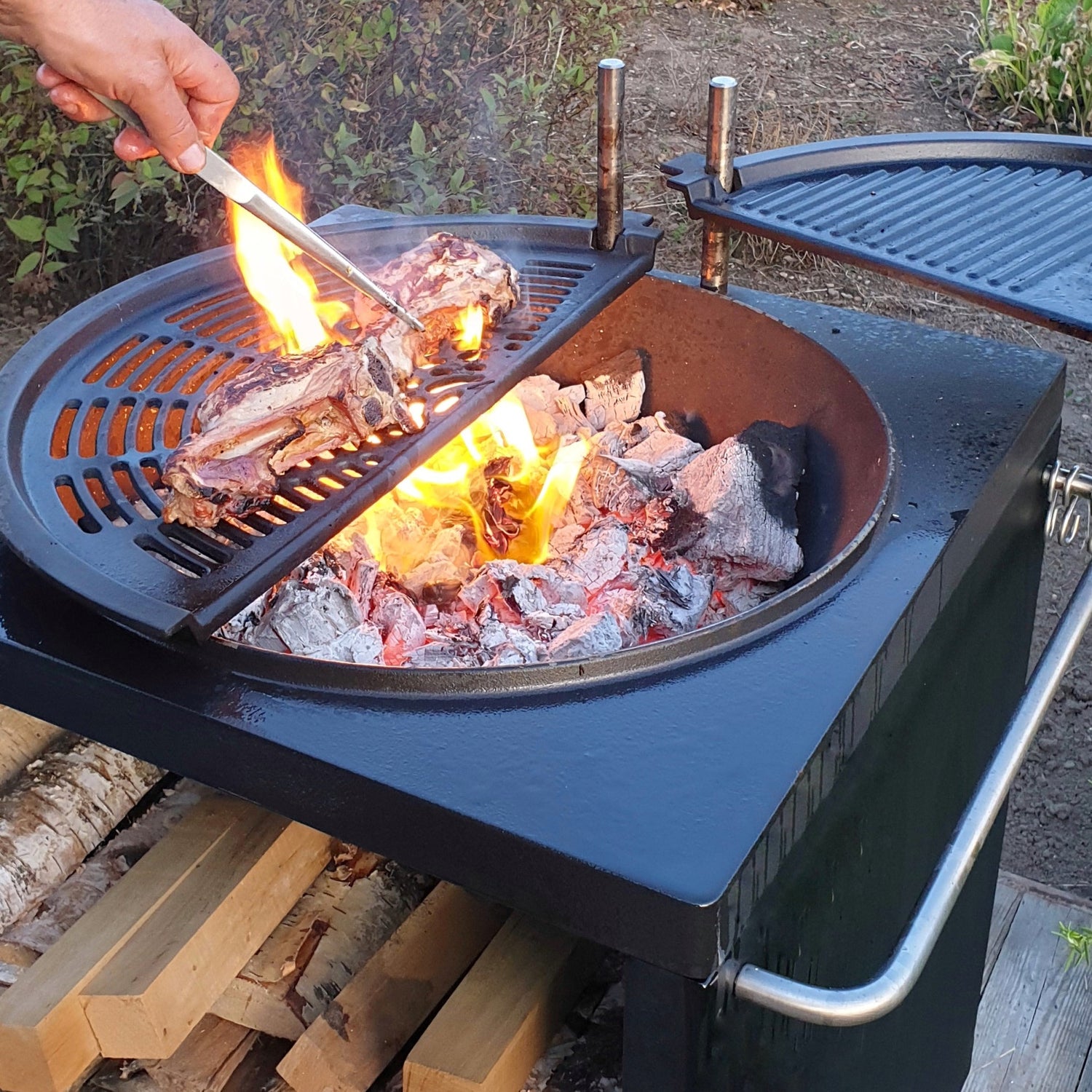 Griller de la viande sur un des 2 cercles du barbecue Grill&