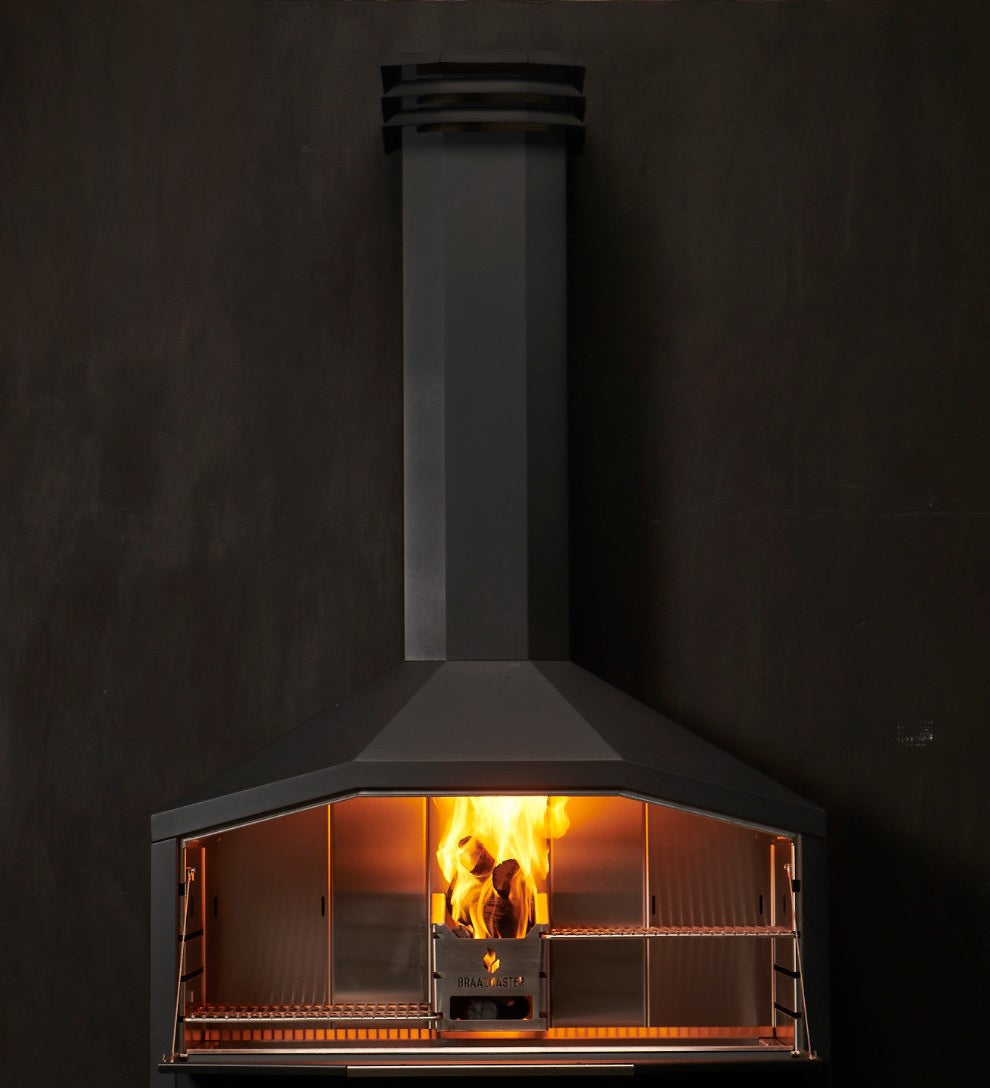 Le reflet du feu dans le foyer inox 304 du barbecue à bois Braai entièrement en inox 304 sans socle 